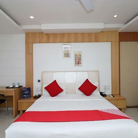 Oyo 5843 Hotel Yash Inn Mirzāpur Buitenkant foto