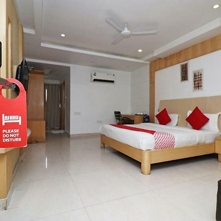 Oyo 5843 Hotel Yash Inn Mirzāpur Buitenkant foto