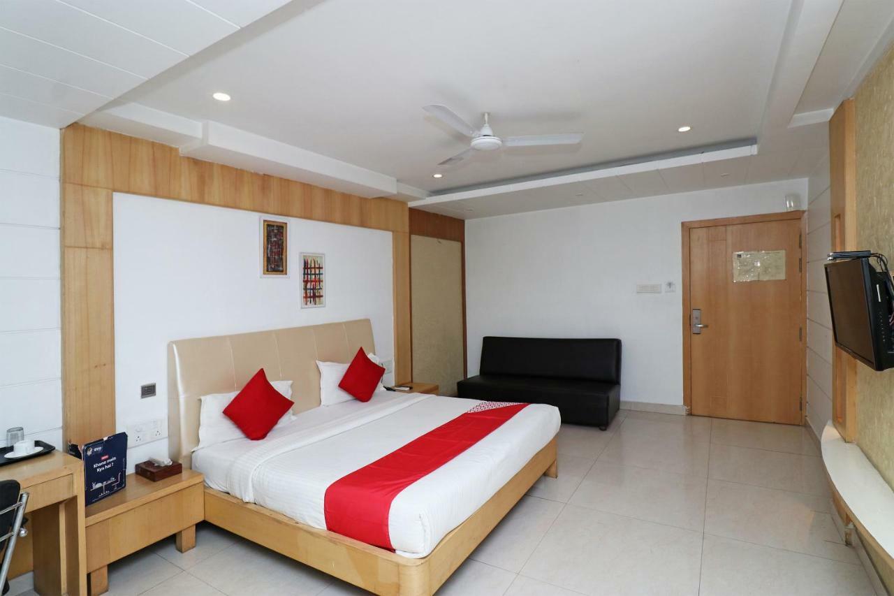 Oyo 5843 Hotel Yash Inn Mirzāpur Buitenkant foto
