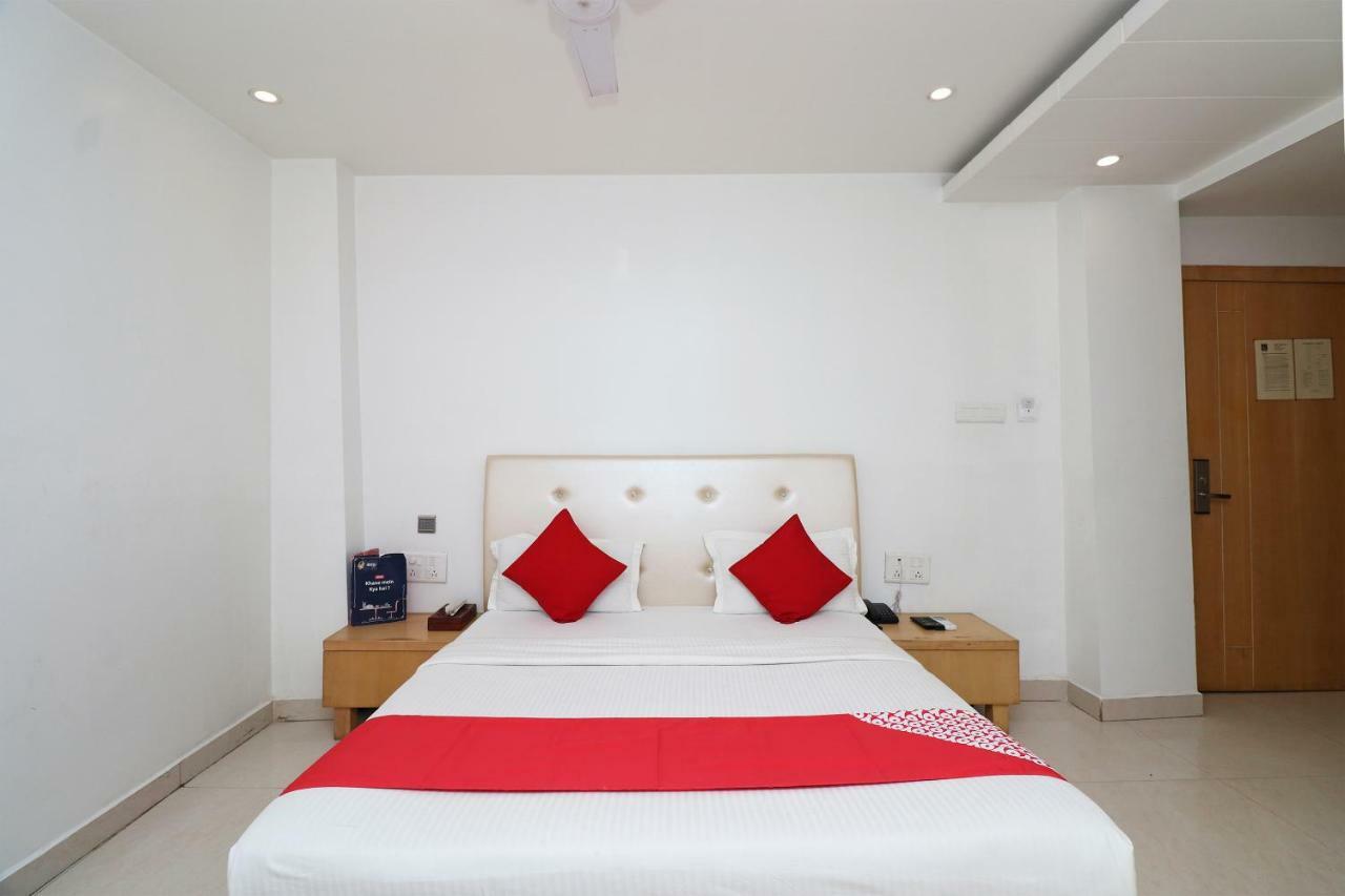 Oyo 5843 Hotel Yash Inn Mirzāpur Buitenkant foto