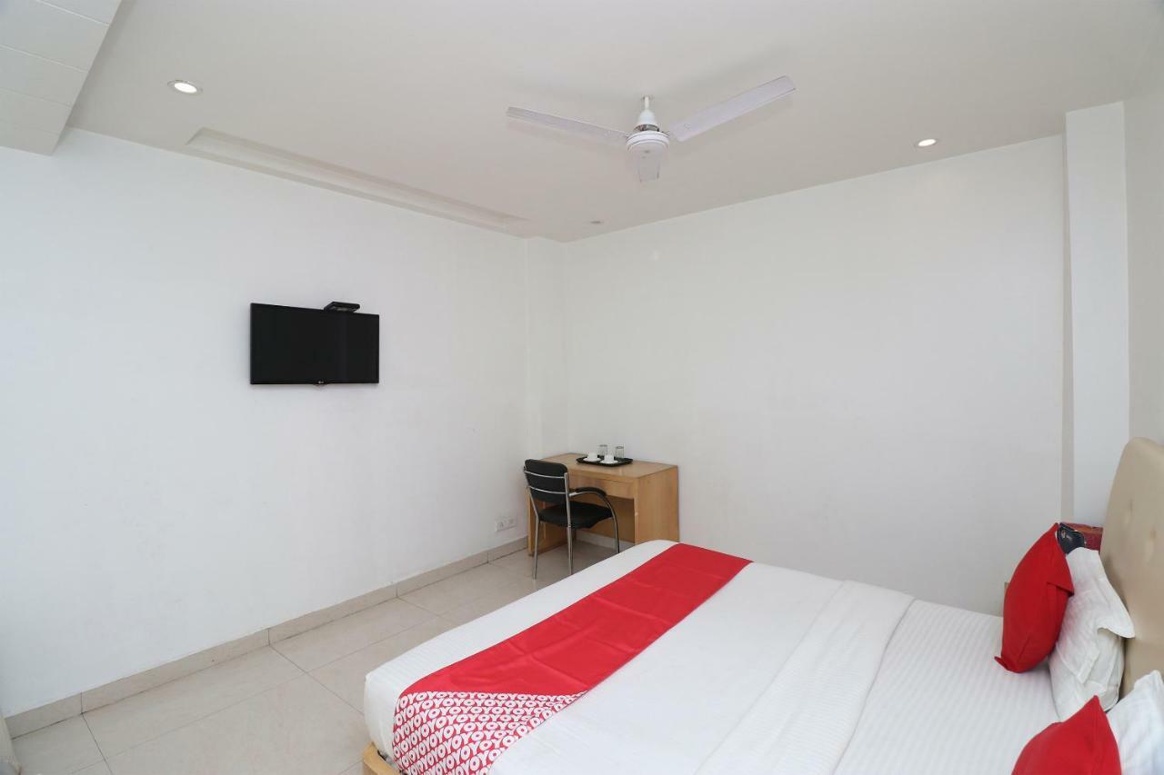 Oyo 5843 Hotel Yash Inn Mirzāpur Buitenkant foto