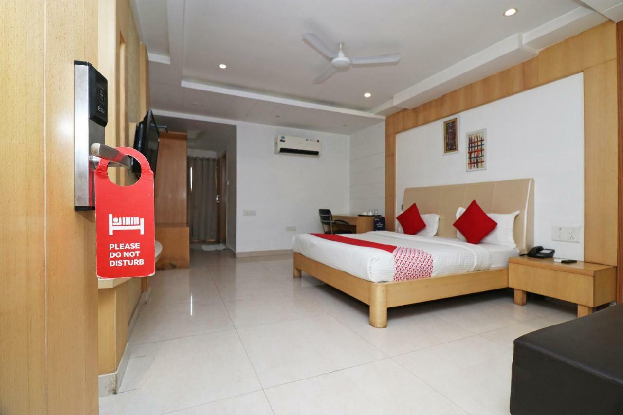 Oyo 5843 Hotel Yash Inn Mirzāpur Buitenkant foto