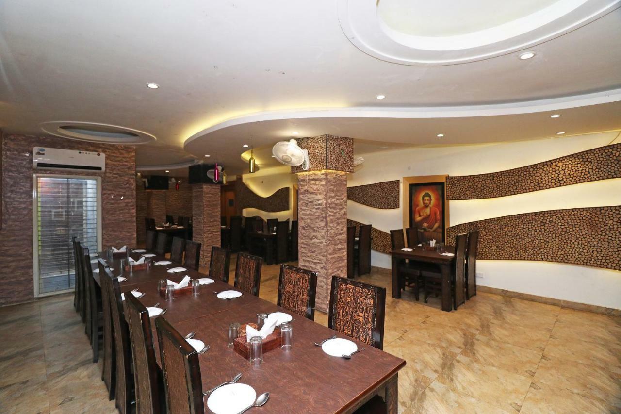 Oyo 5843 Hotel Yash Inn Mirzāpur Buitenkant foto