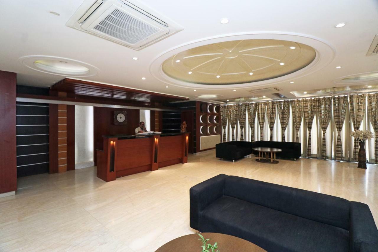 Oyo 5843 Hotel Yash Inn Mirzāpur Buitenkant foto