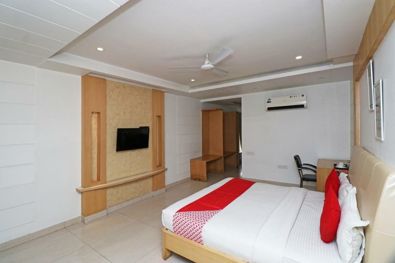 Oyo 5843 Hotel Yash Inn Mirzāpur Buitenkant foto