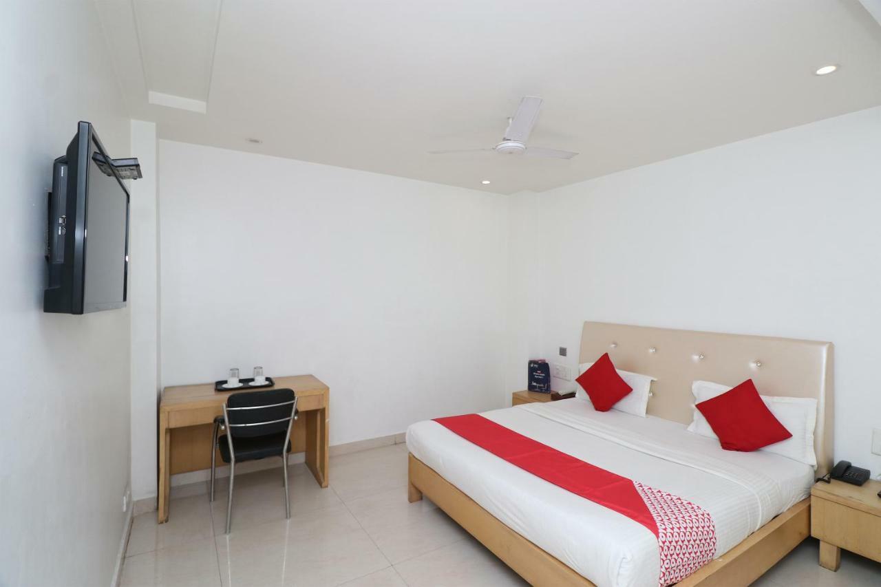 Oyo 5843 Hotel Yash Inn Mirzāpur Buitenkant foto