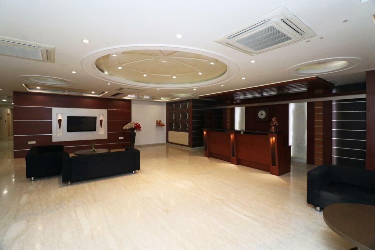 Oyo 5843 Hotel Yash Inn Mirzāpur Buitenkant foto