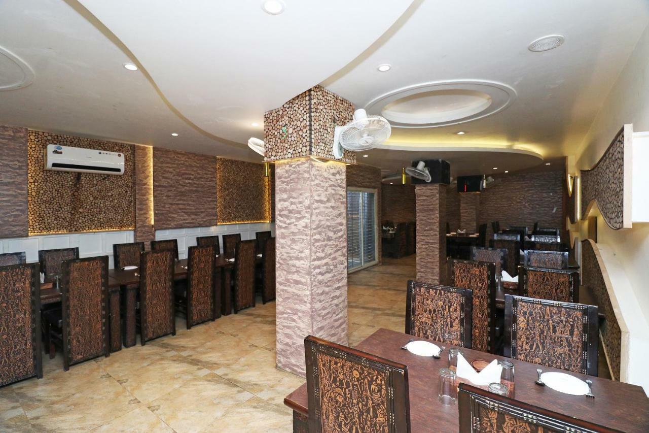 Oyo 5843 Hotel Yash Inn Mirzāpur Buitenkant foto